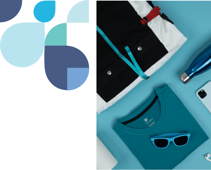 Vêtements pliés, téléphone, bouteilles d’eau et écouteurs.
