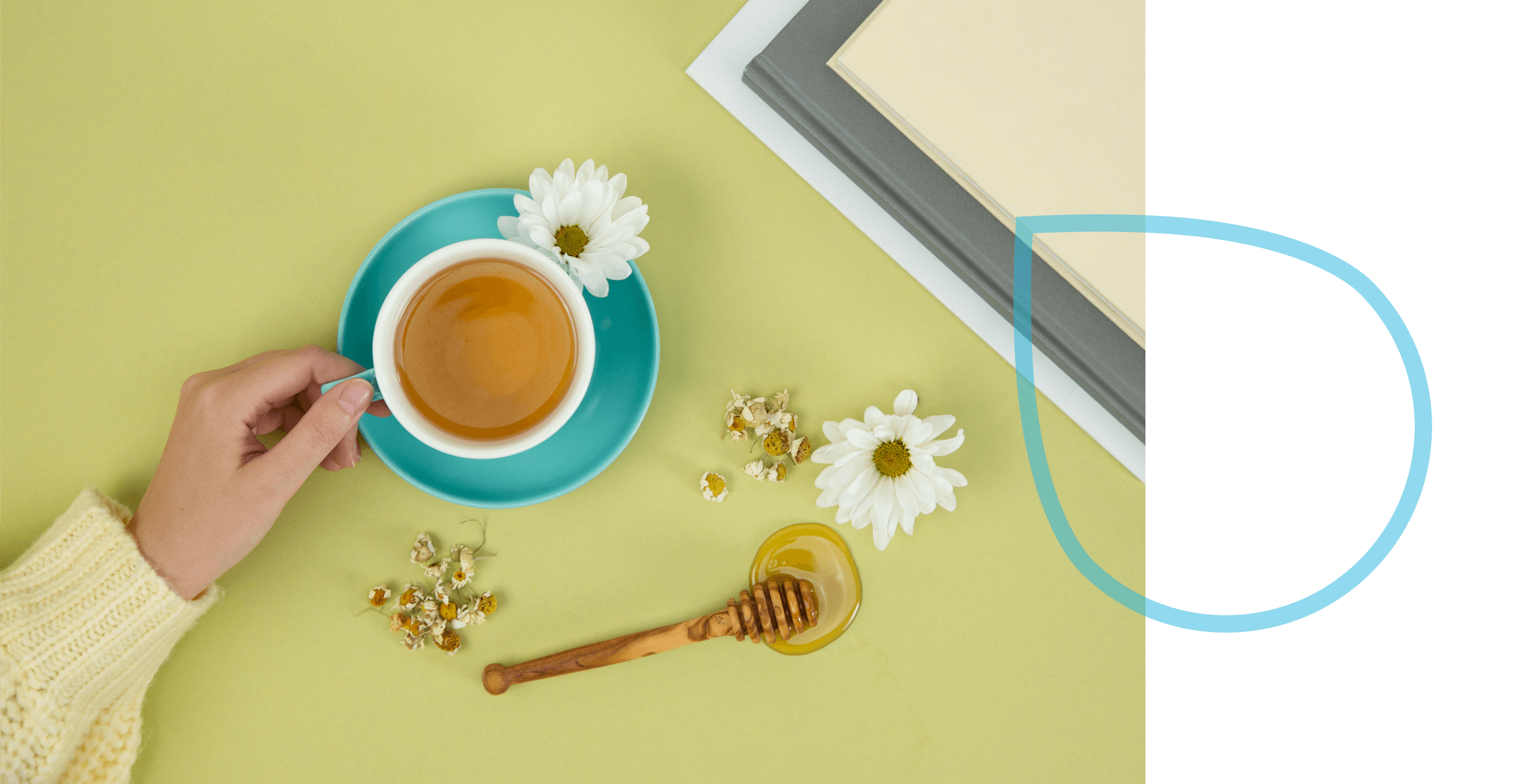 Une tasse de thé avec des motifs de fleur et de miel.
